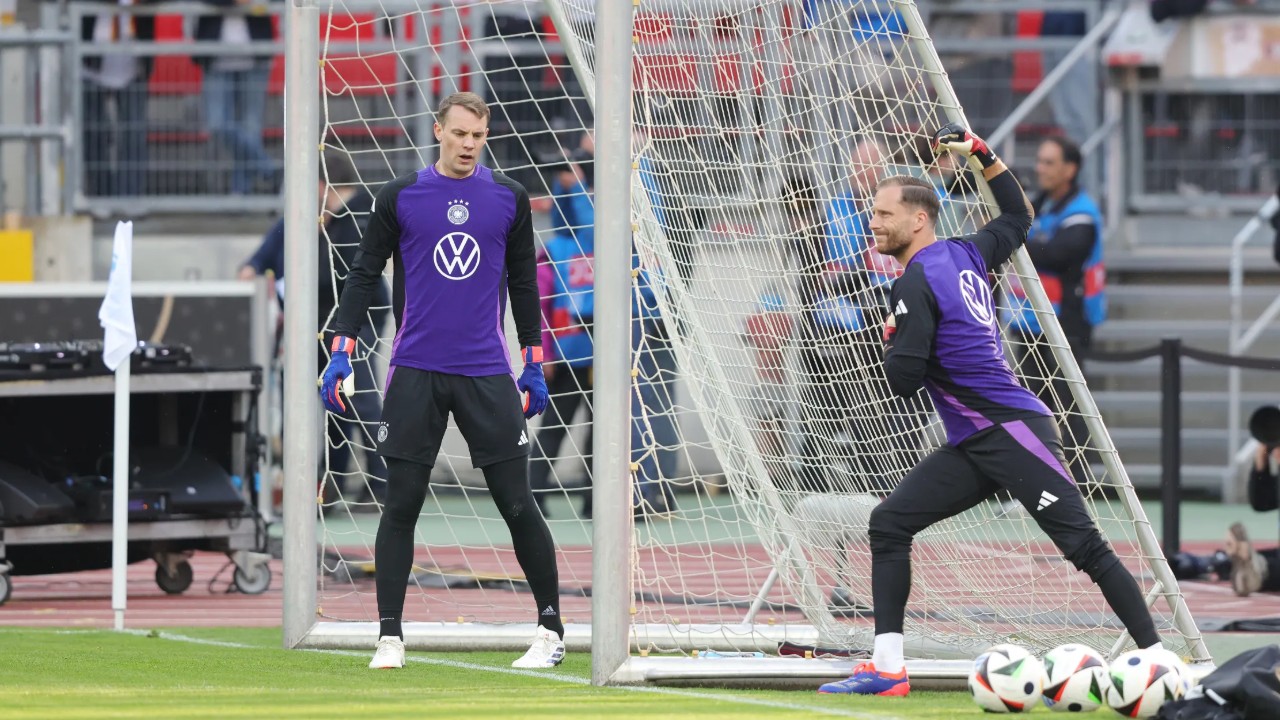 Oliver Baumann Pilih Cuekin Rumor Kembalinya Manuel Neuer ke Timnas