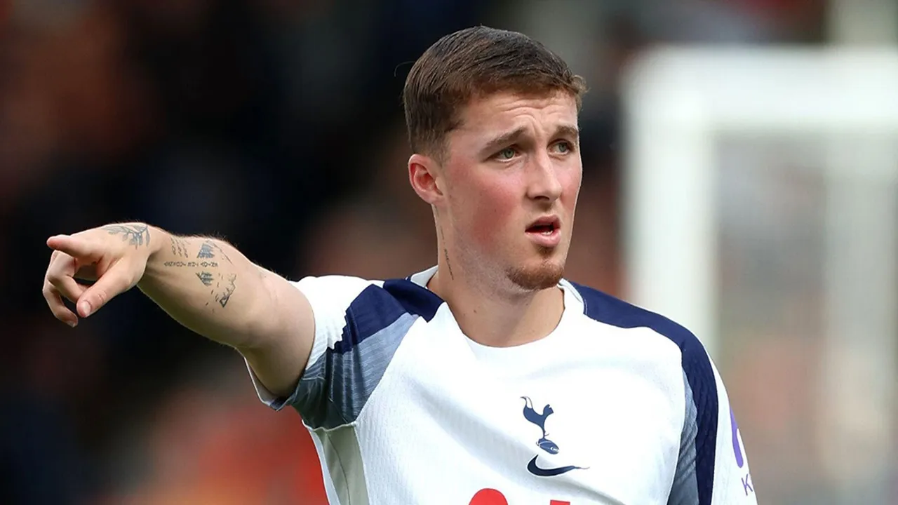 Gelandang Tottenham