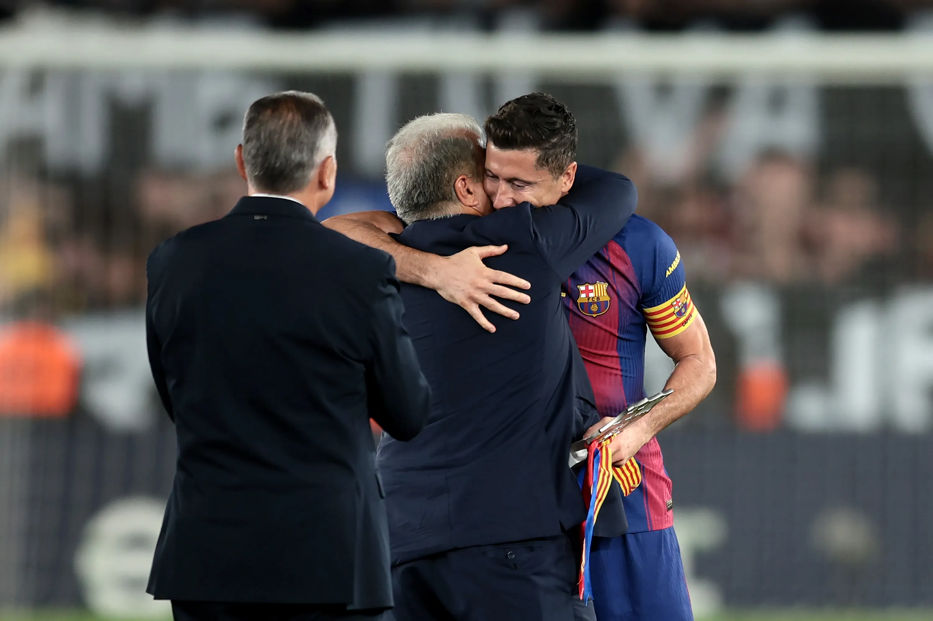 Rekan Barcelona Beri Penghormatan untuk Lewandowski - sumber: (footballespana)