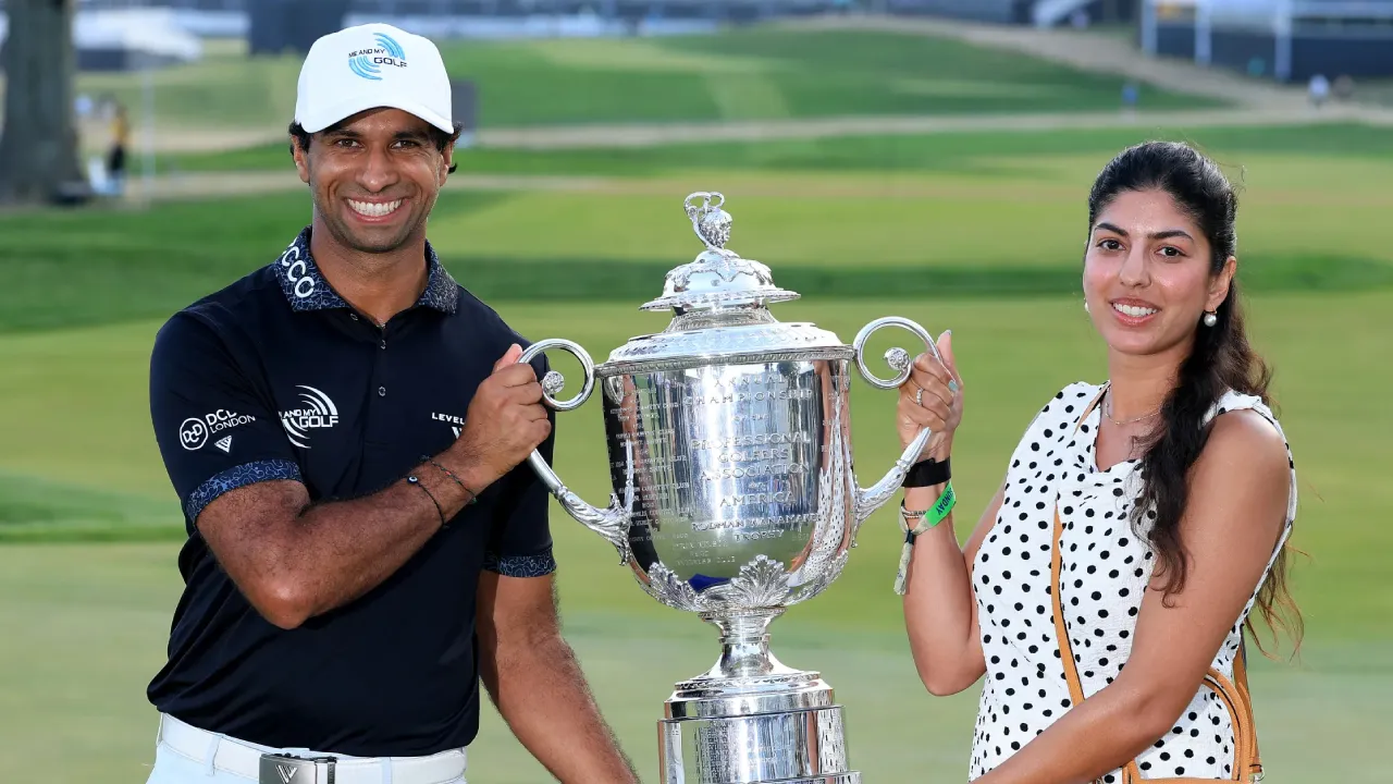 Aaron Rai (kiri) dan istri berpose dengan trofi PGA Championship. (Foto: Golf Digest)