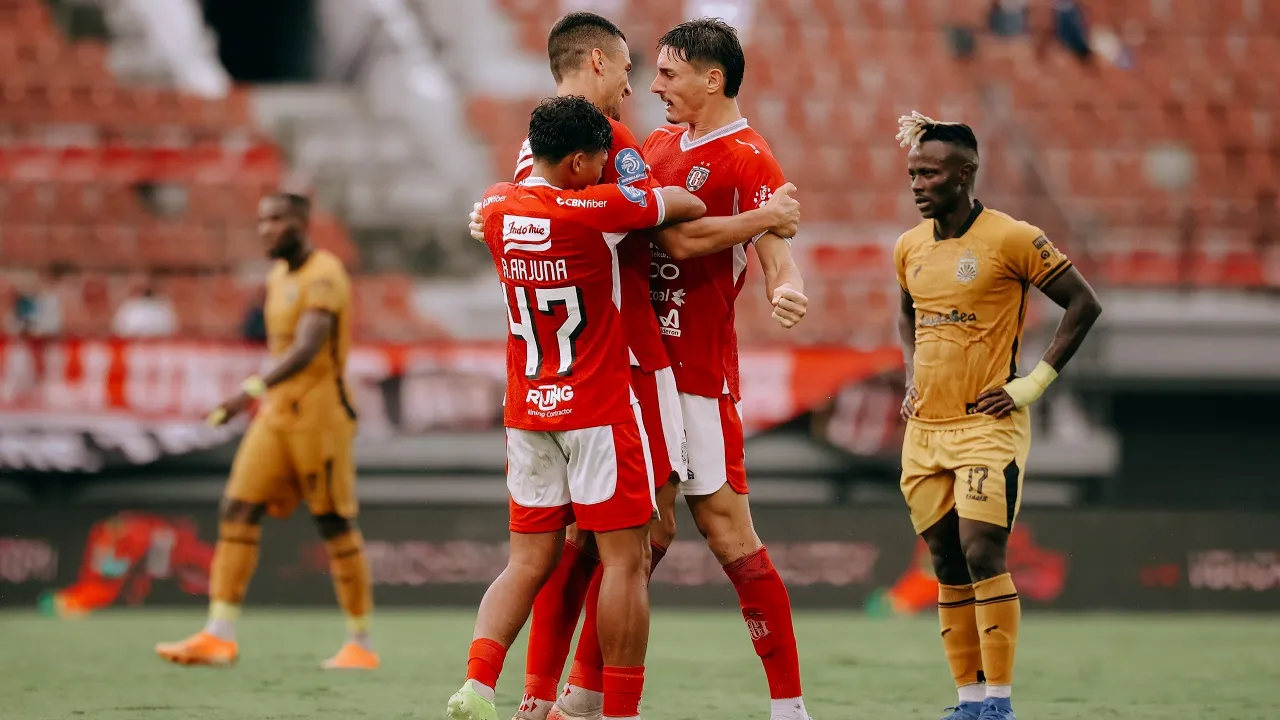 Penyerang Bali United, Boris Kopitovic merayakan gol ke gawang Bhayangkara FC