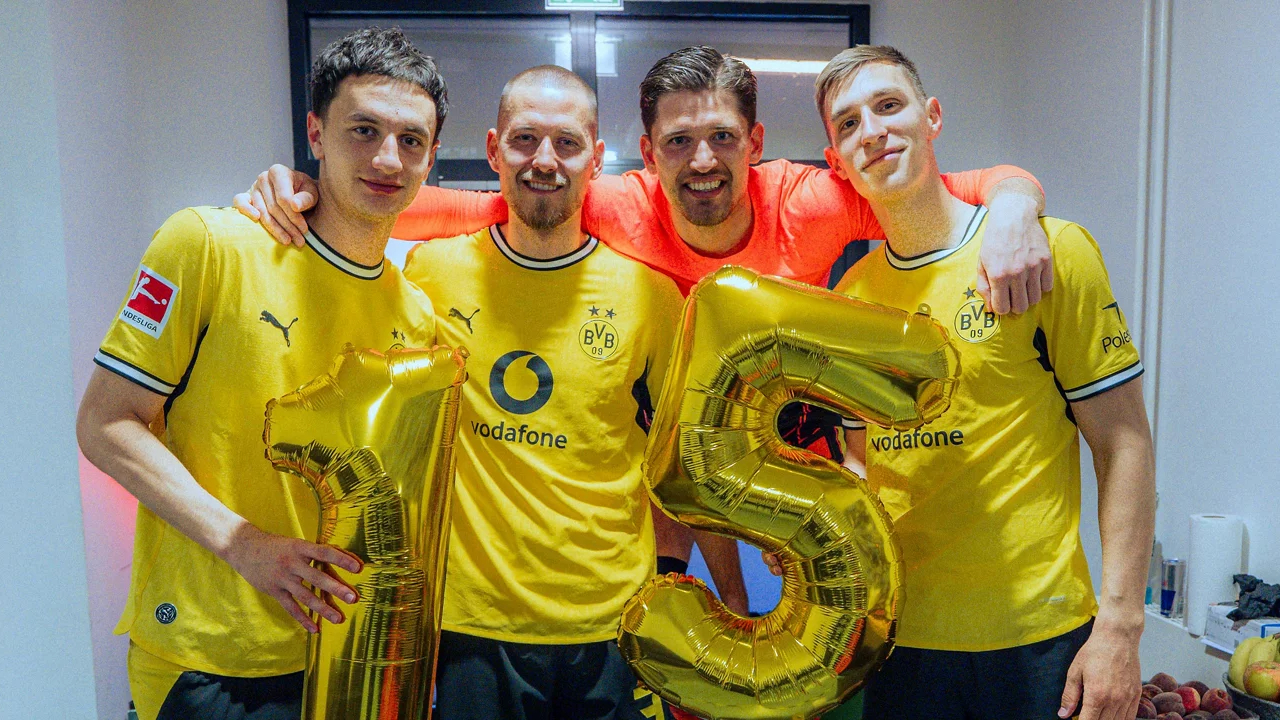 Gregor Kobel Samai Rekor Roman Weidenfeller di Dortmund