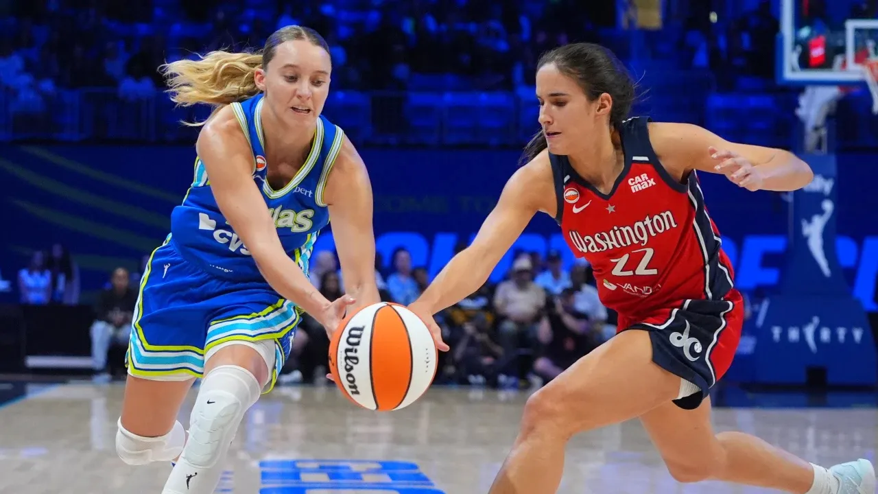 Paige Bueckers (kiri) mencetak 18 poin saat Dallas Wings mengalahkan Washington Mystics dengan skor telak 92-69, Senin (18/5) malam. (Foto: AP)