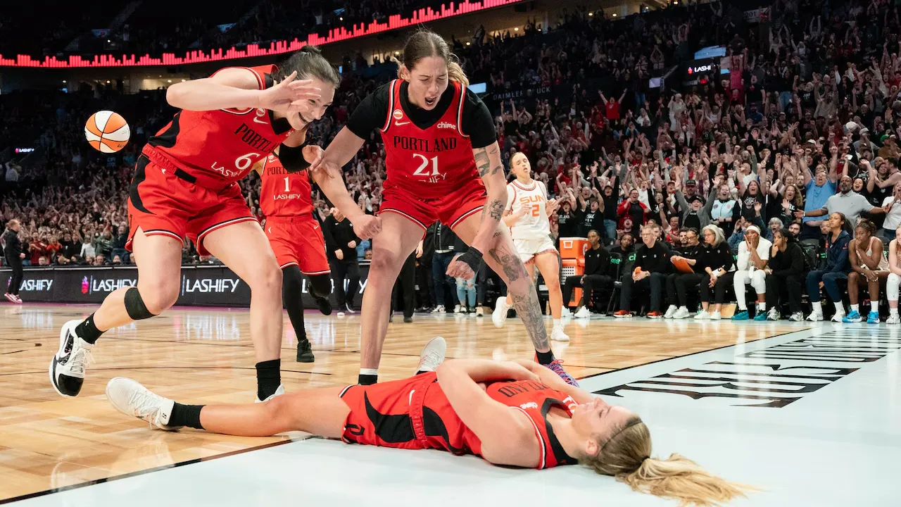 Bridget Carleton dan Emily Engstler merayakan salah satu poin Sarah Ashlee Barker (telentang) saat Portland Fire menang 83-82 atas Connecticut Sun, Senin (18/5) malam. (Foto: AP)