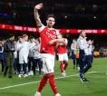Kroenke Tunjukkan Kelas dengan Gestur untuk Ben White