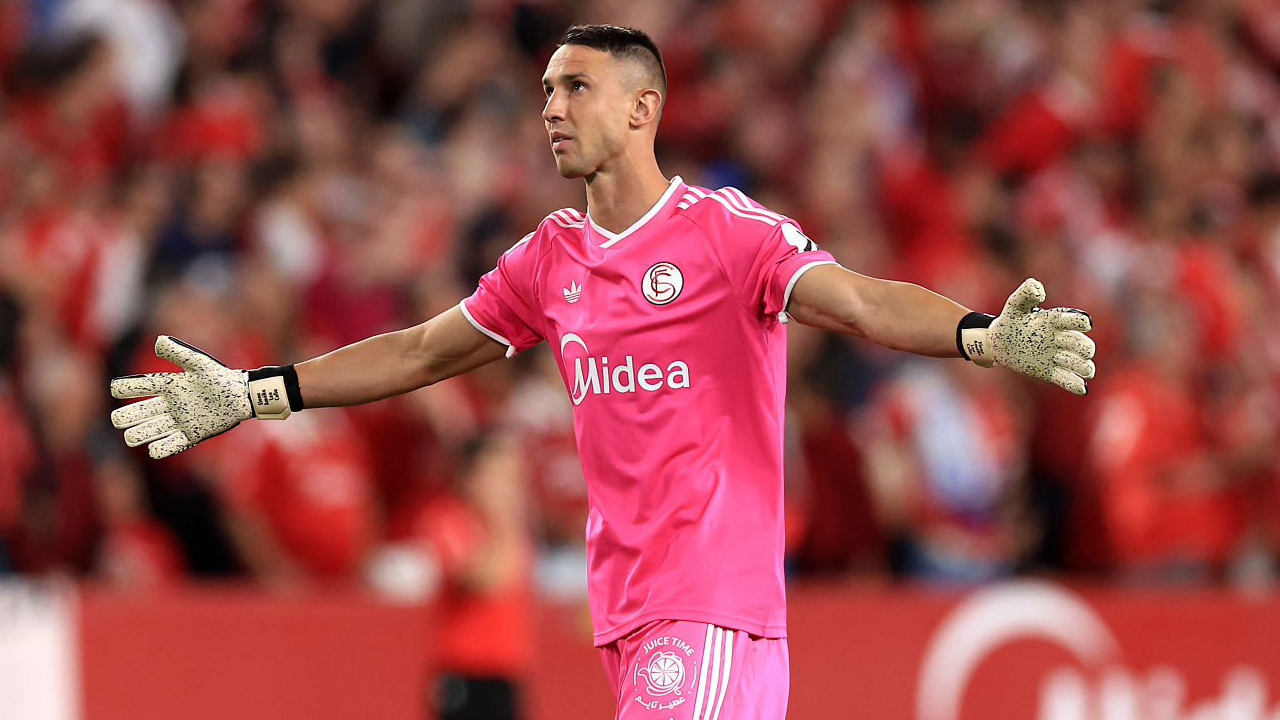 Tampil Apik di Sevilla, Odysseas Vlachodimos Kini Dilirik Besiktas
