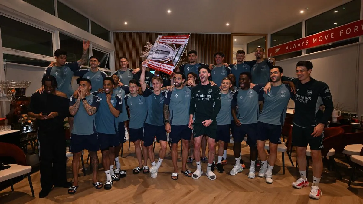 24 Pemain Arsenal Raih Medali Juara Liga Inggris - sumber: (footballlondon)