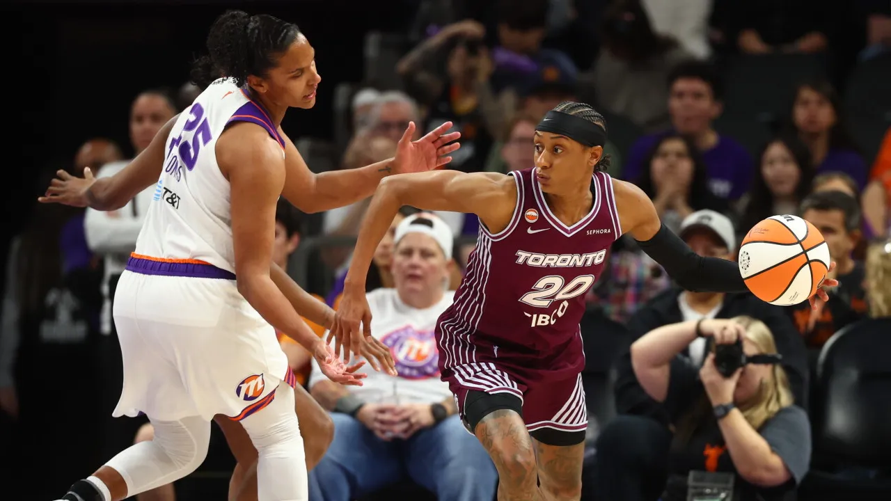Brittney Sykes (kanan) mencetak 31 poin saat Toronto Tempo mengalahkan Phoenix Mercury dengan skor 98-90, Selasa (19/5) malam. (Foto: AP)
