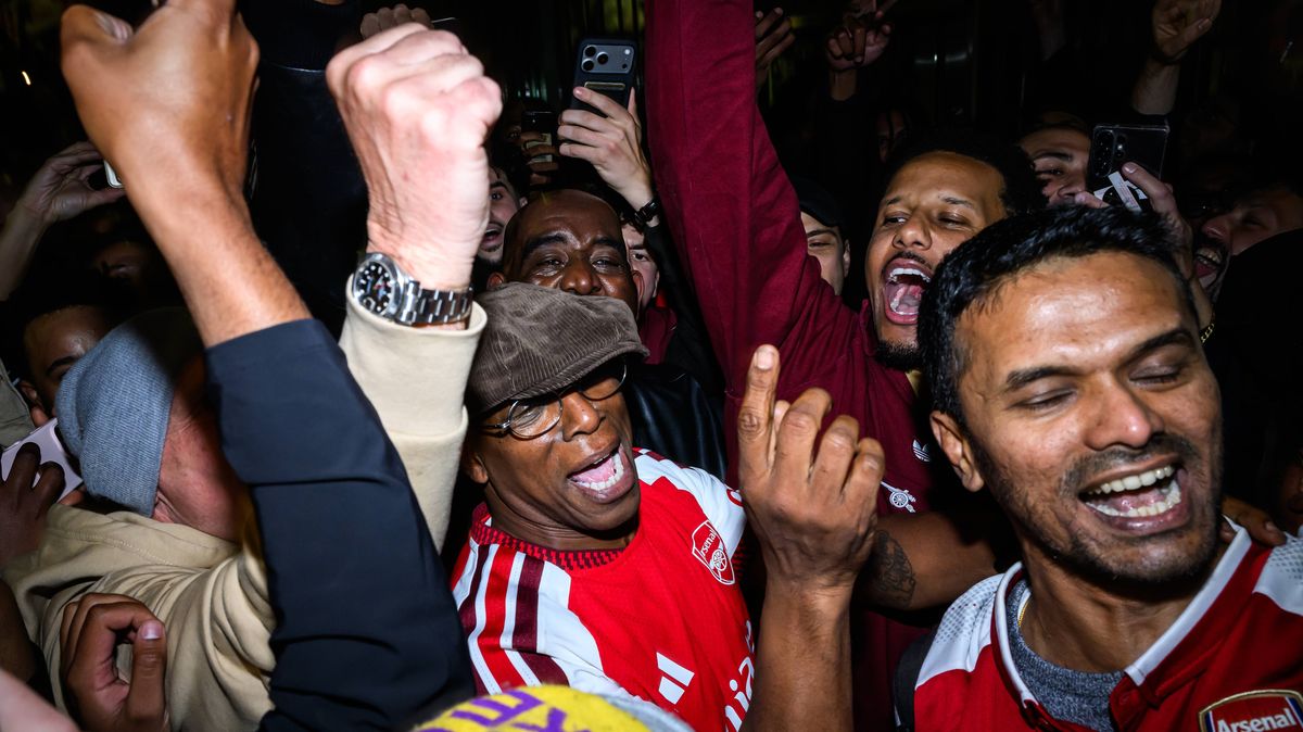 Ian Wright Rayakan Kemenangan Arsenal di Stadion Emirates