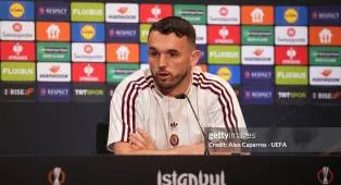 John McGinn Ingin Aston Villa Hadiahi Suporter Trofi Liga Europa