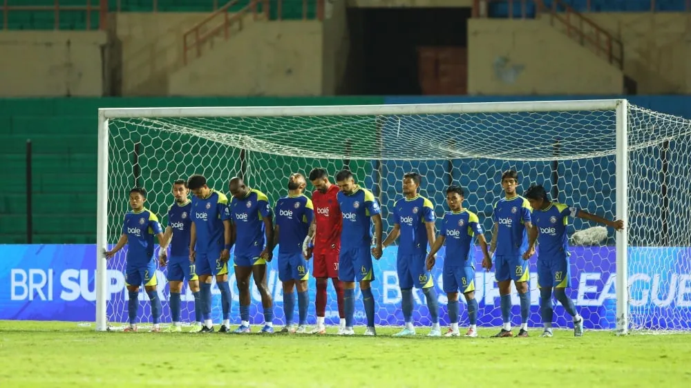 Marcos Santos Prioritaskan Pembenahan Pertahanan Arema FC Jelang Laga Akhir - sumber: (ileagueid)