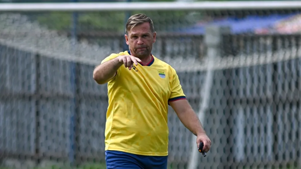 Pelatih Persib Pilih Fokus Evaluasi Tim Daripada Klaim Juara - sumber: (ileagueid)