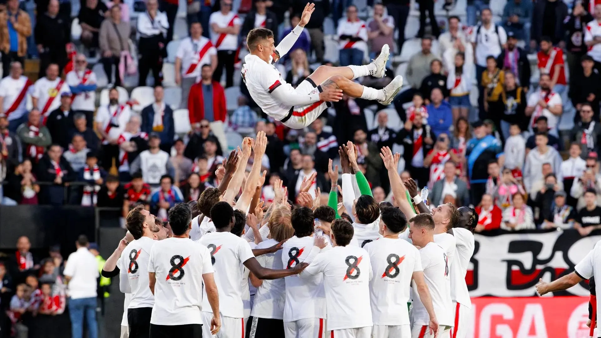 Pemain Rayo Vallecano Traktir Bir Usai Penghormatan Trejo - sumber: (footballespana)