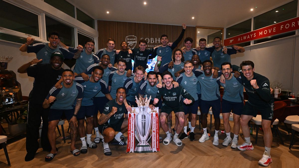 Perayaan Juara Arsenal Dimeriahkan Aksi Lucu Andrea Berta