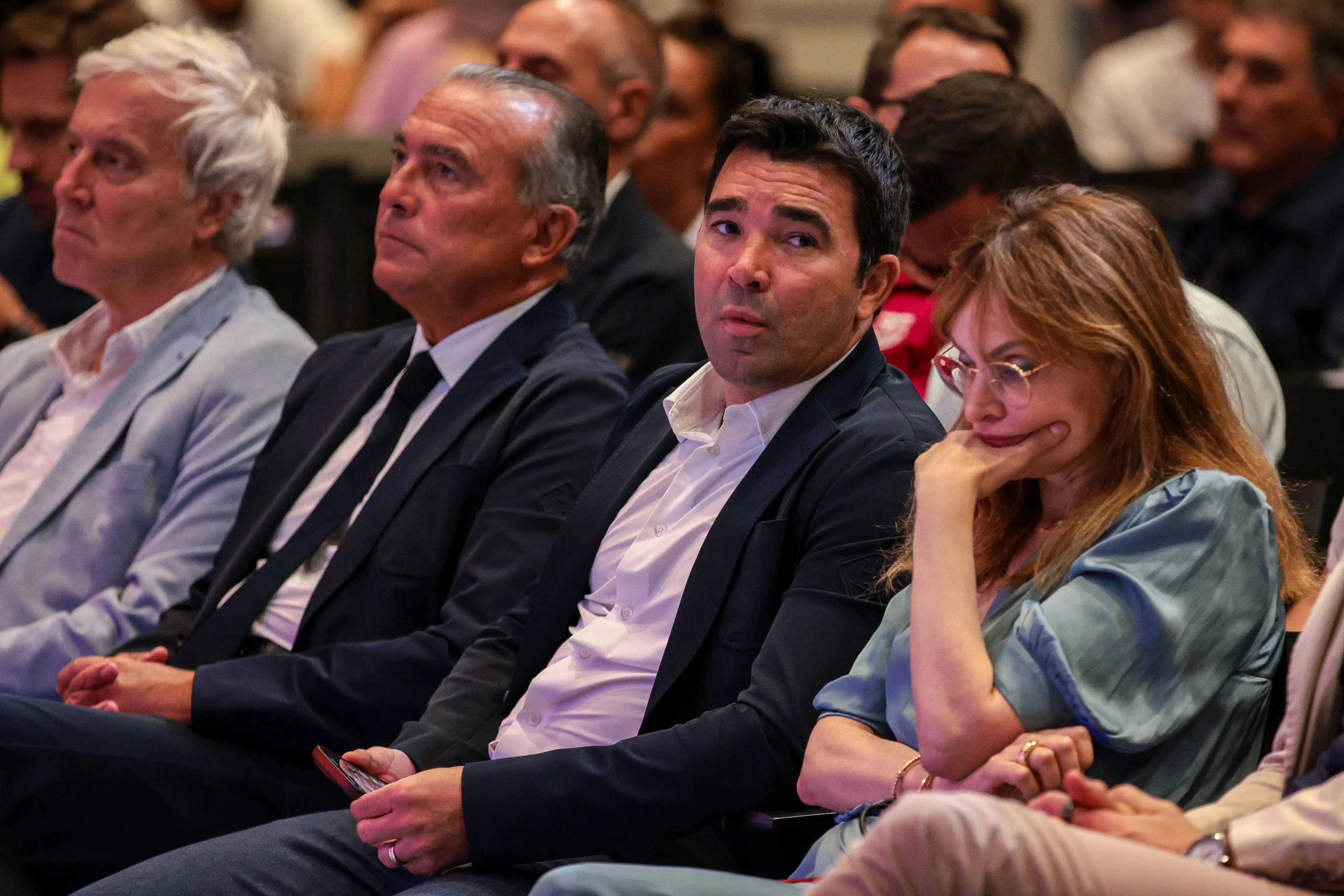 Deco Prioritaskan Pencarian Striker Baru Barcelona - sumber: (footballespana)