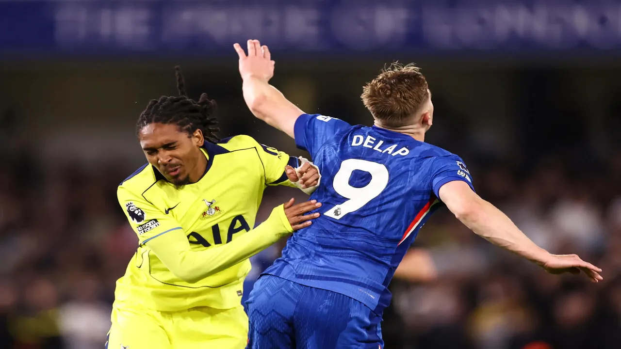 Meski baru mengalami cedera rahang dan performanya bersama Tottenham biasa-biasa saja, Djed Spence tetap dipilih oleh Thomas Tuchel untuk membela Timnas Inggris di Piala Dunia 2026 / via Getty Images