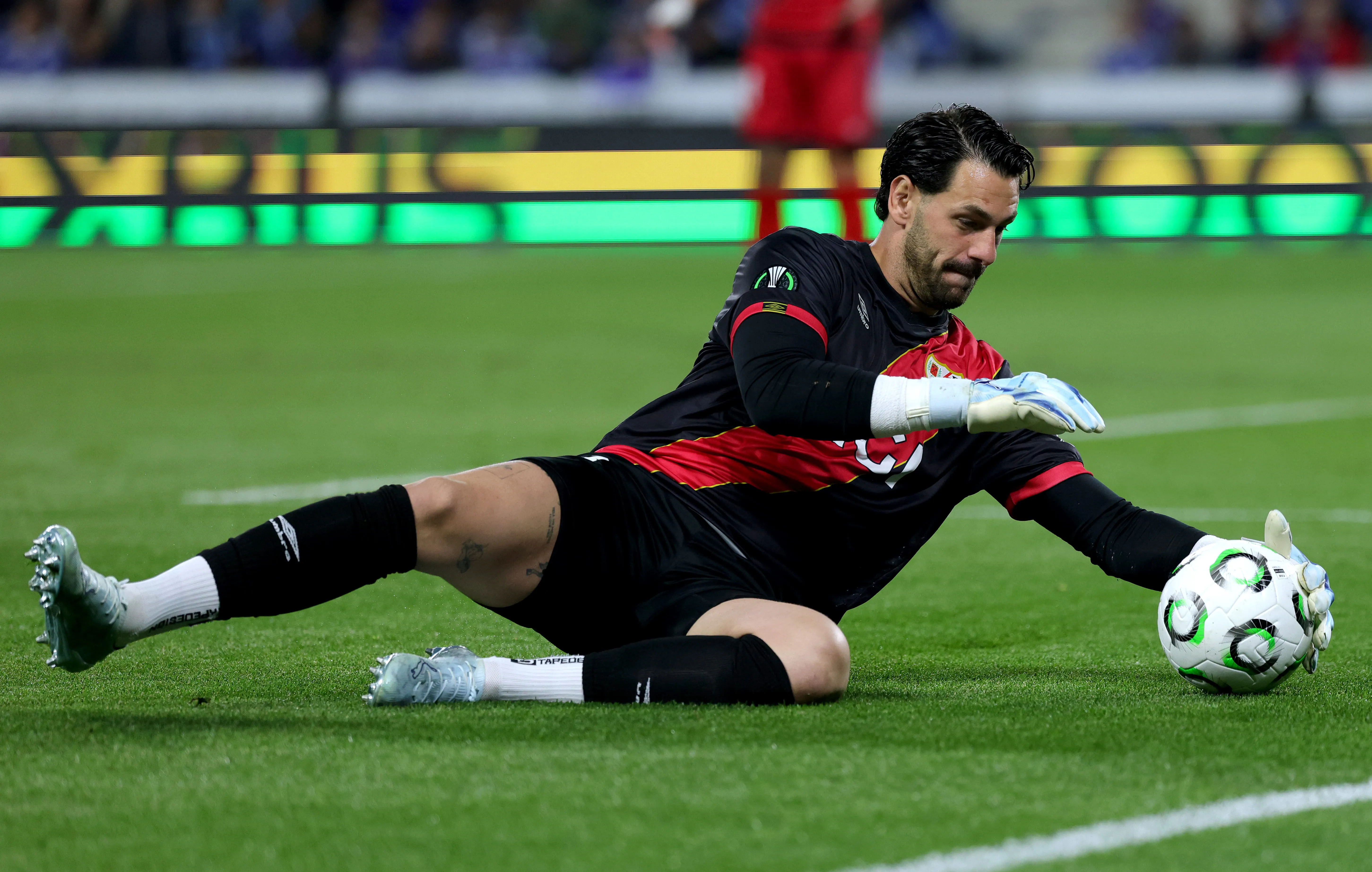Kiper Rayo Vallecano Kritik Manajemen Jelang Final - sumber: (footballespana)