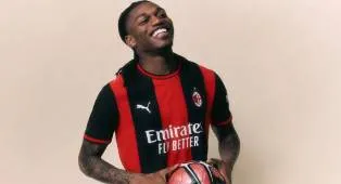 Laga Hidup-Mati Lawan Cagliari, AC Milan Pakai Jersey Kandang Baru