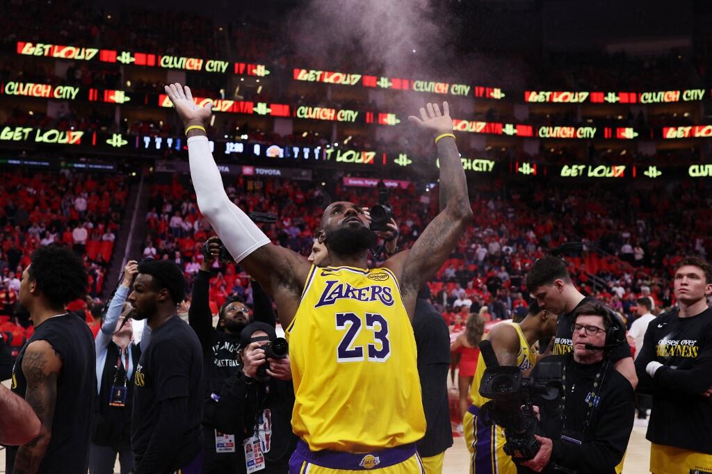 LeBron James Masih Pertimbangkan Masa Depannya