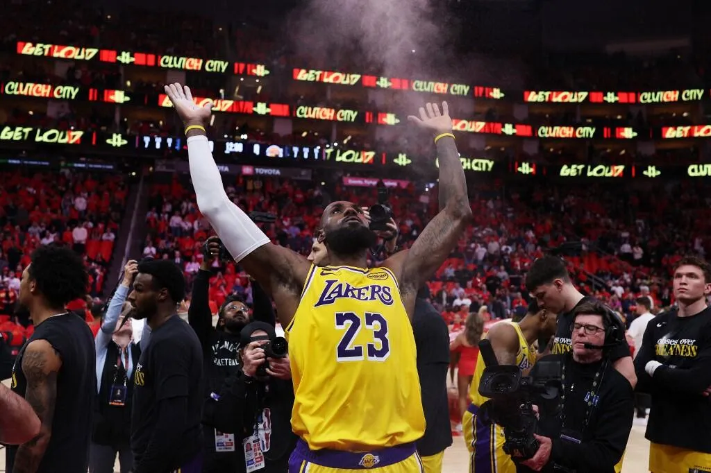 LeBron James Masih Pertimbangkan Masa Depannya - sumber: (mainbasket)