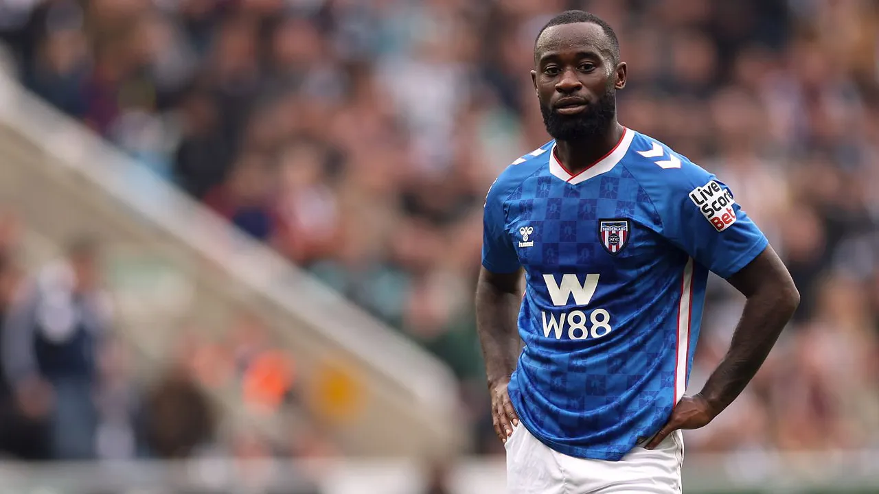Leeds Coba Tikung Dua Klub Inggris untuk Transfer Lutsharel Geertruida