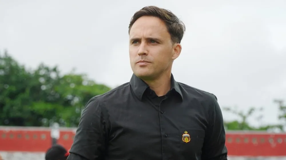 Persiapan Strategi Paul Munster Hadapi PSBS Biak - sumber: (ileagueid)