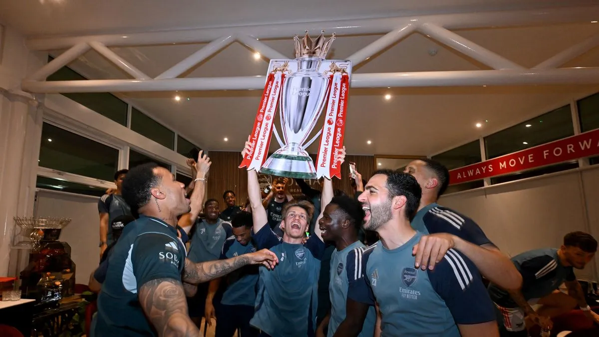 Arsenal Ganti Seragam Sebelum Angkat Trofi Liga Inggris - sumber: (footballlondon)
