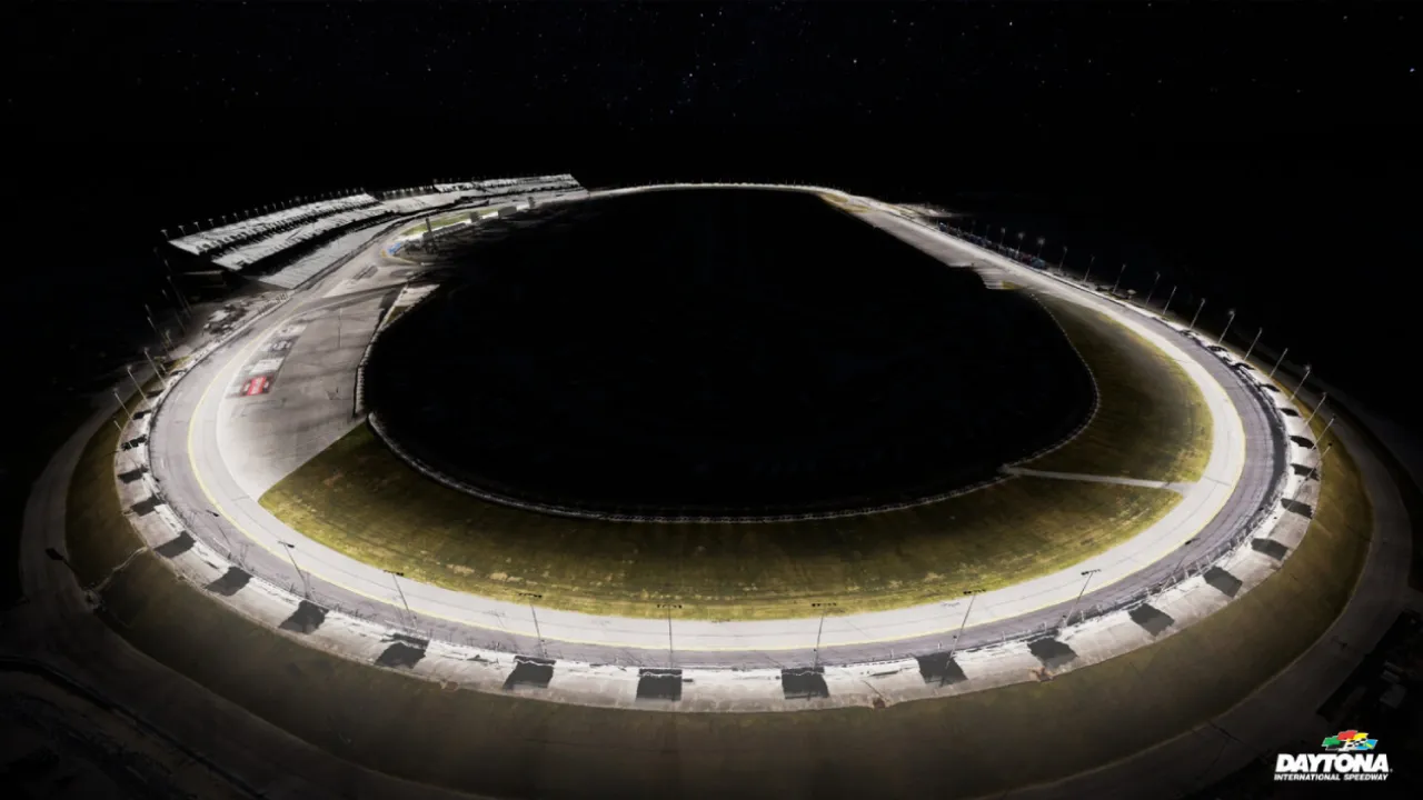 Daytona International Speedway bekerja sama dengan perusahaan Musco untuk memasang lampu LED di lintasan oval, road course, area infield, pit road, hingga sistem lampu darurat. (Foto: AP)