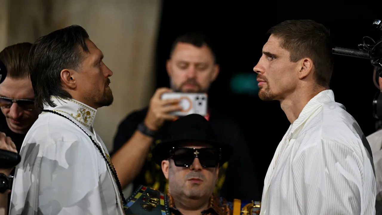 Oleksandr Usyk (kiri) dan Rico Verhoeven. (Foto: Fight TV)