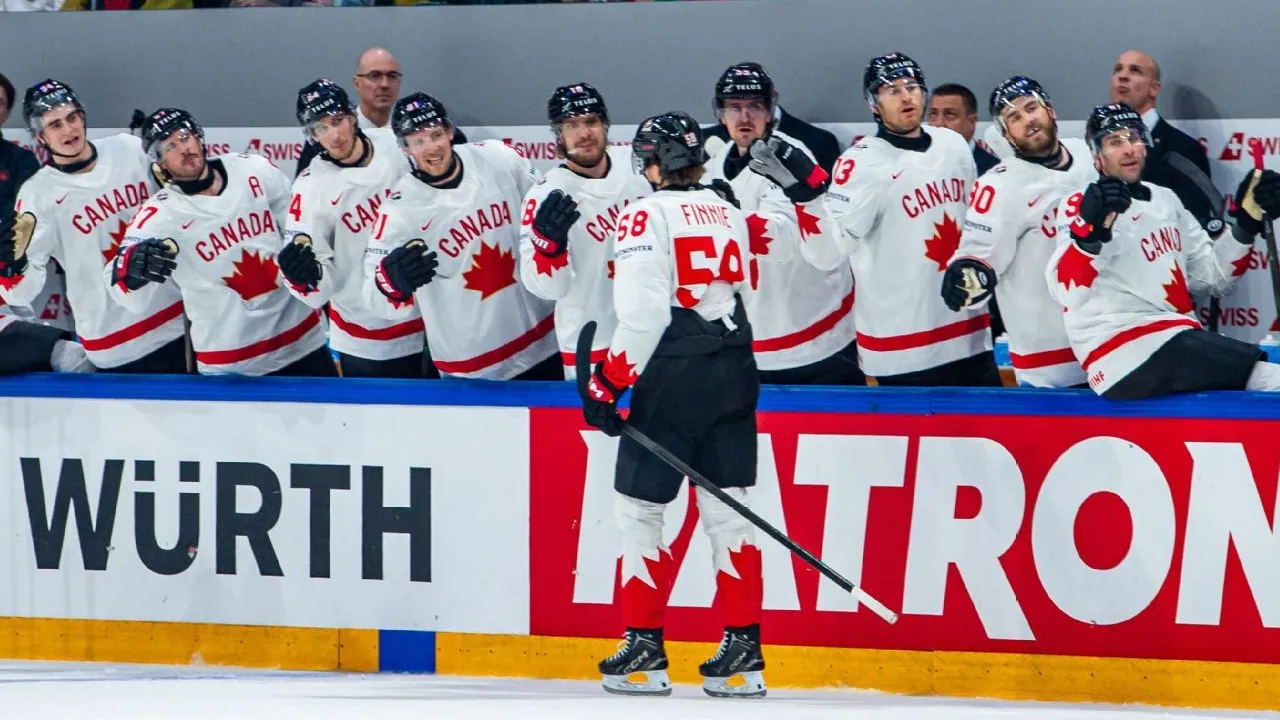 Kemenangan tersebut membuat tim hoki es Kanada mempertahankan rekor sempurna dengan lima kemenangan dari lima pertandingan di fase grup. (Foto: AP)