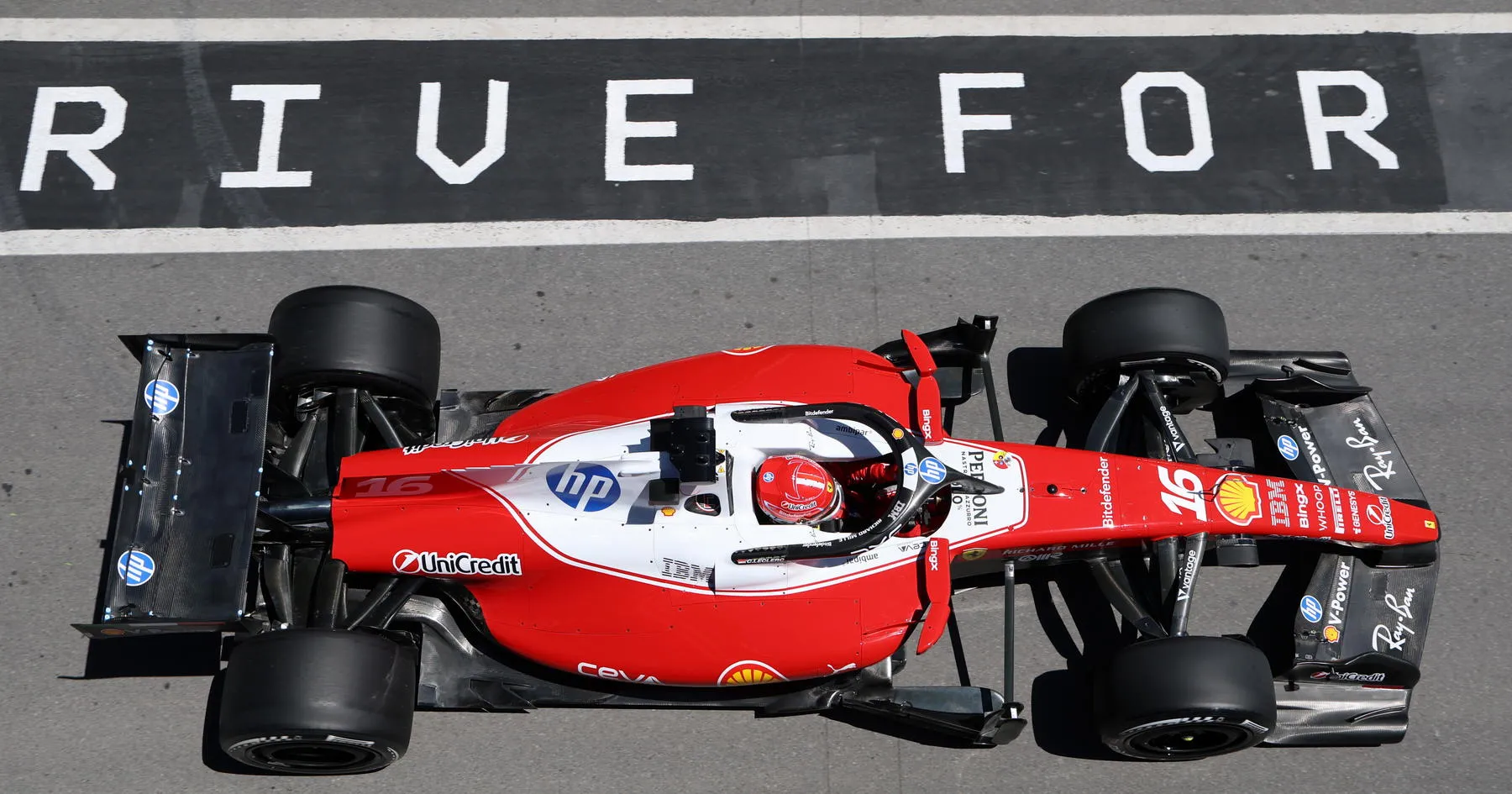 Leclerc Lolos Hukuman Berat Akibat Ngebut di Pit Lane - sumber: (racingnews365)