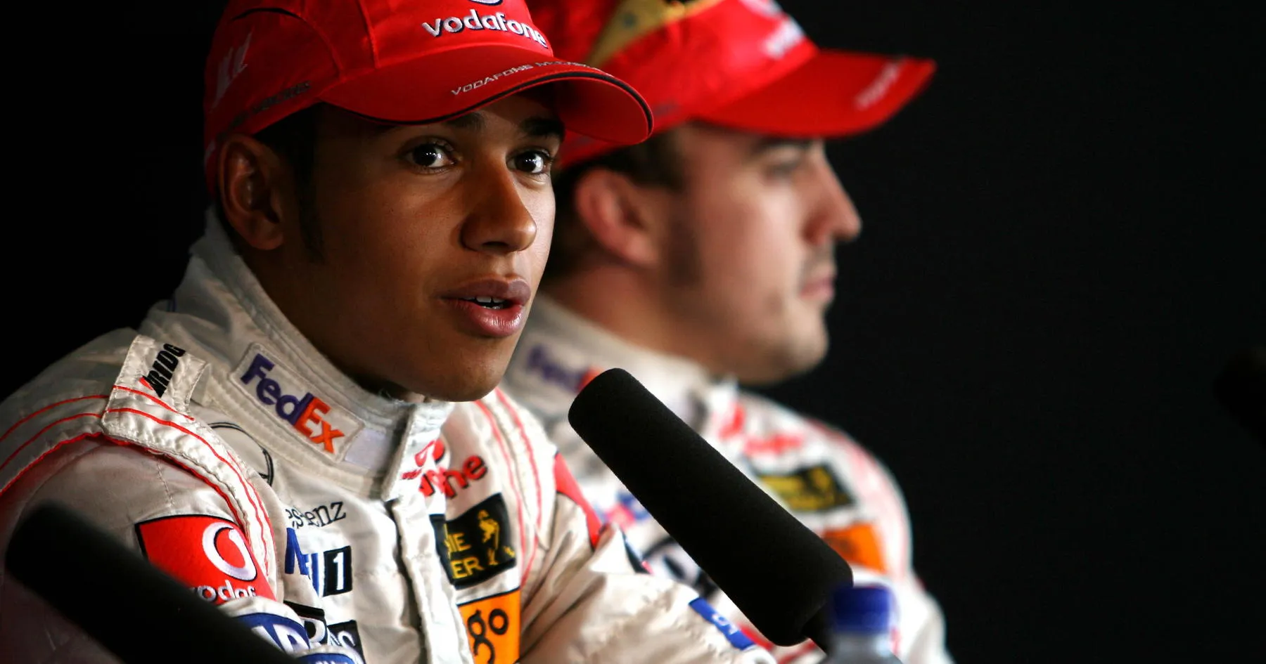 Lewis Hamilton Ungkap Momen Bersejarah Lawan Alonso - sumber: (racingnews365)