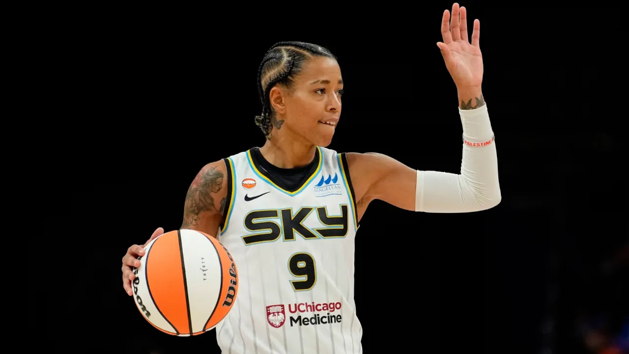 Natasha Cloud tampil impresif pada debut kandangnya bersama Sky dalam laga melawan Dallas Wings, Rabu lalu. (Foto: AP)