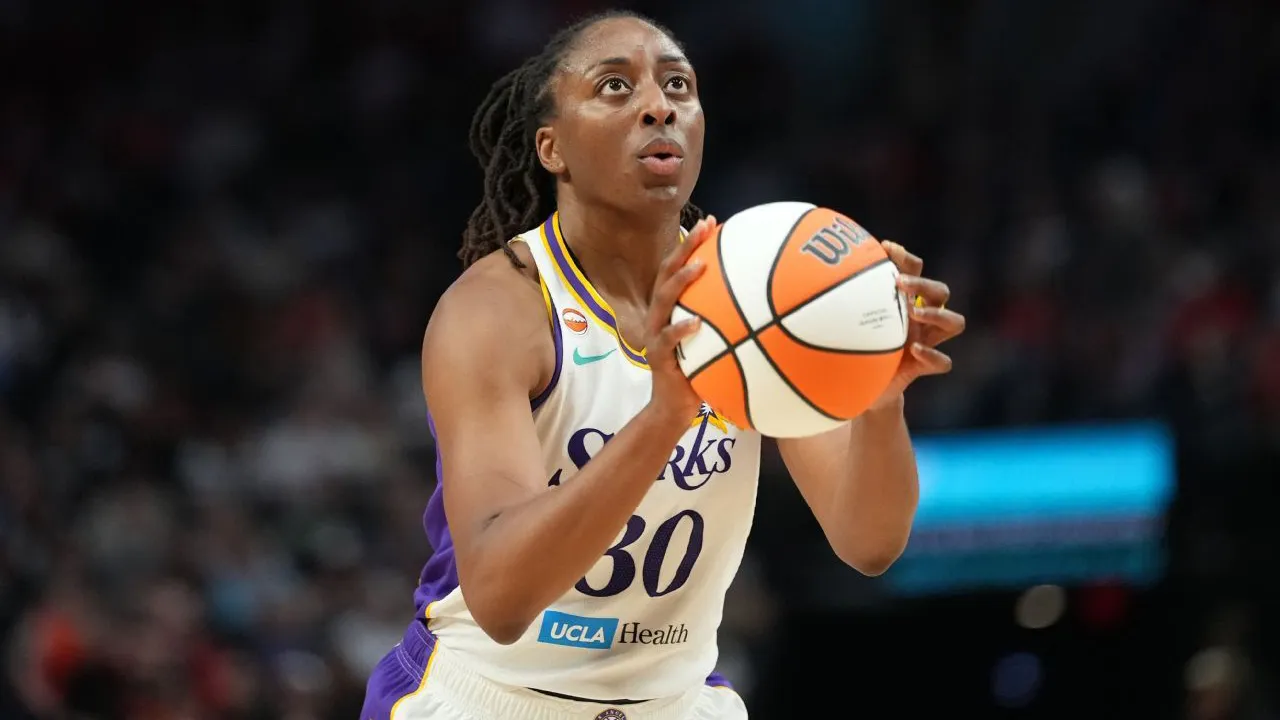 Nneka Ogwumike diharapkan memperkuat lini pertahanan Sparks yang musim lalu menjadi salah satu yang terburuk di liga setelah kebobolan rata-rata 88,2 poin per gim. (Foto: AP)