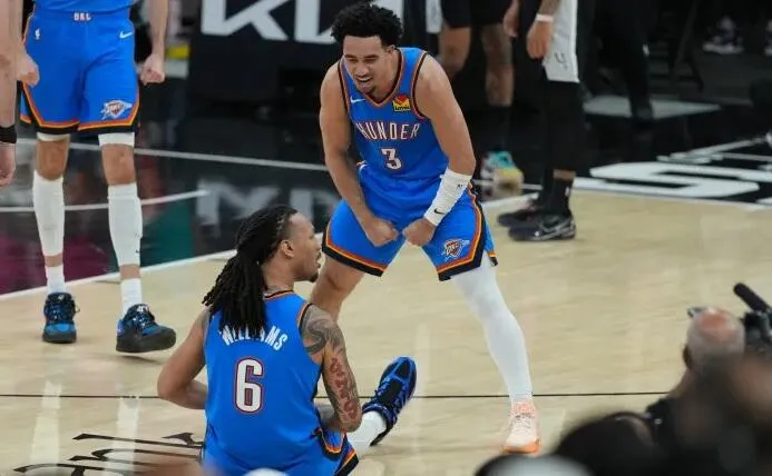 Pemain Cadangan Bawa Thunder Unggul 2-1 atas Spurs - sumber: (mainbasket)