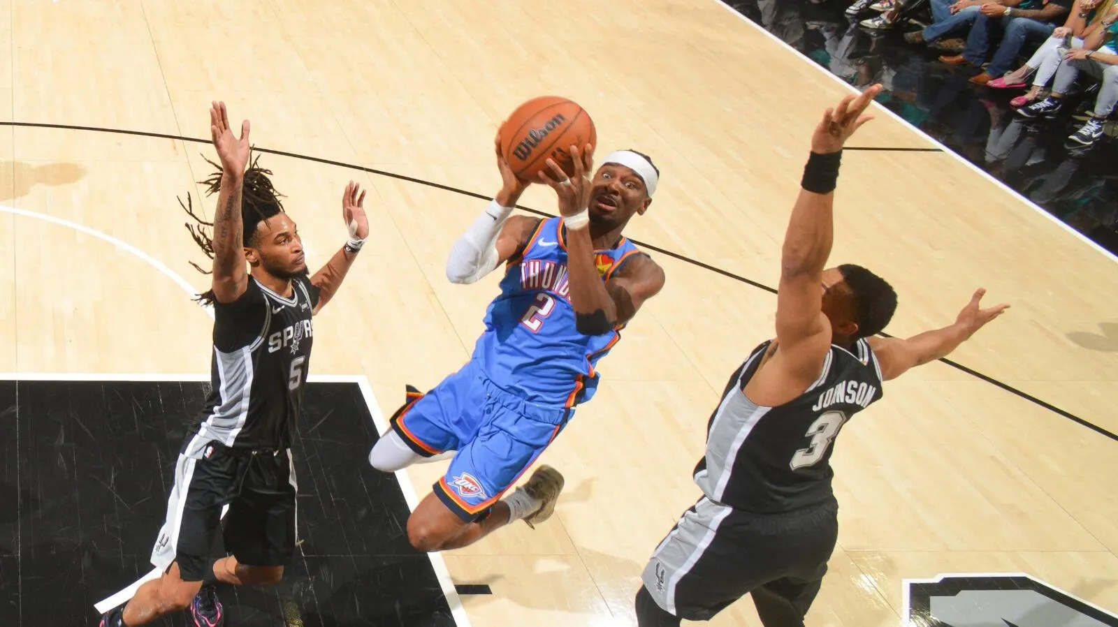 Shai Gilgeous-Alexander Tetap Fokus Meski Diejek Fans Spurs - sumber: (mainbasket)
