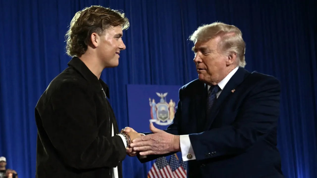 Quarterback New York Giants Jaxson Dart (kiri) memperkenalkan Presiden Amerika Serikat Donald Trump dalam sebuah acara politik di New York. (Foto: AP)