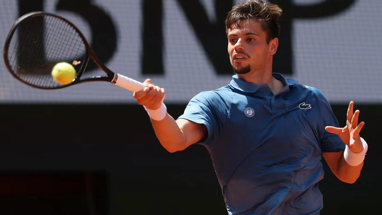 Arthur Gea Kuak Alasan Ambil Jeda Darurat Ke Toilet Selama Debut Di French Open