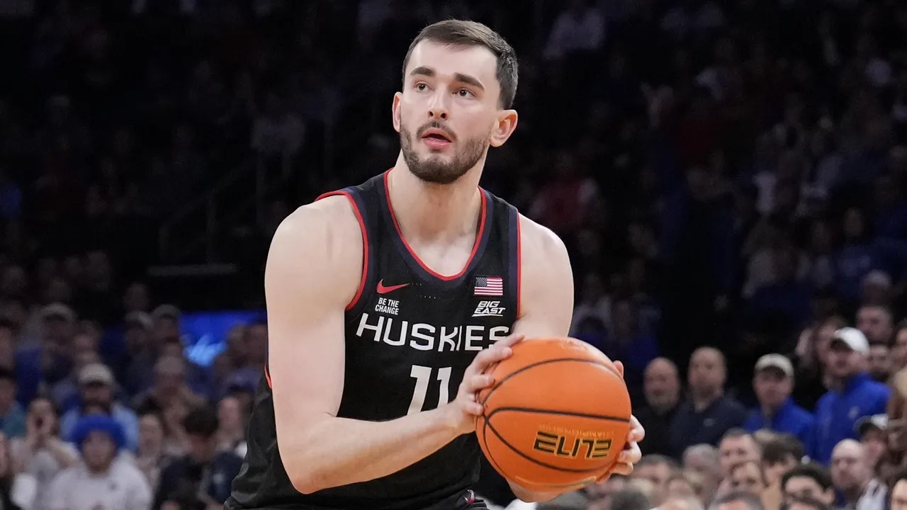 Alex Karaban dijadwalkan jalani draft workout bersama Boston Celtics.