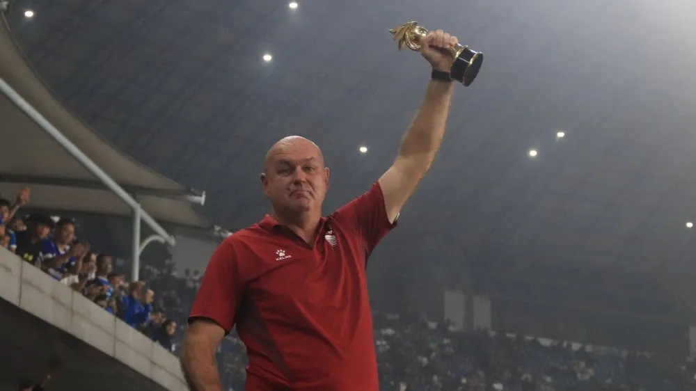 Bojan Hodak Raih Ketiga Kalinya Trofi Juara secara Beruntun - sumber: (ileagueid)