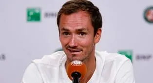 Daniil Medvedev Akui Tak Terpengaruh Dengan Pengunduran Diri Carlos Alcaraz