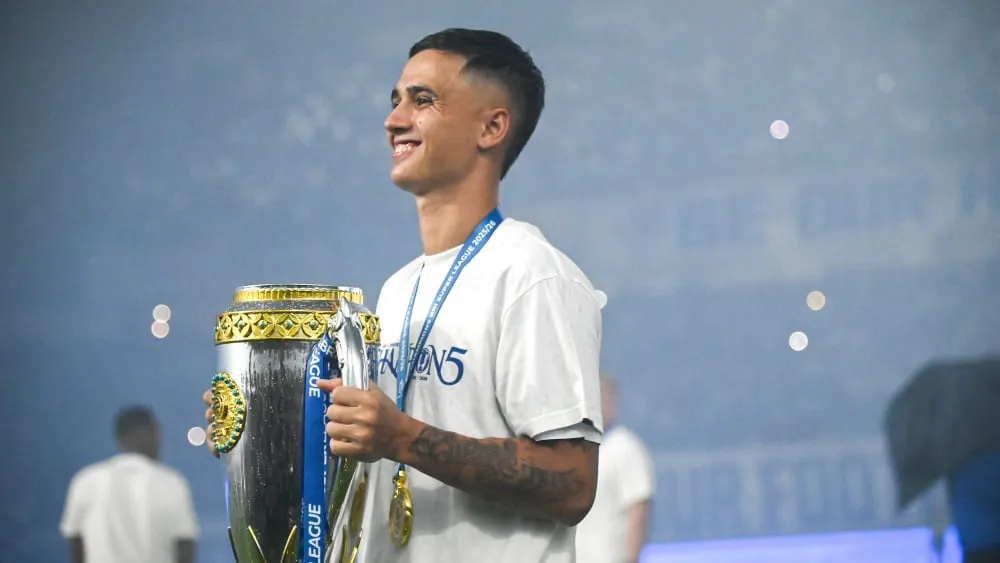 Eliano Reijnders Raih Trofi Perdana dalam Kariernya - sumber: (ileagueid)