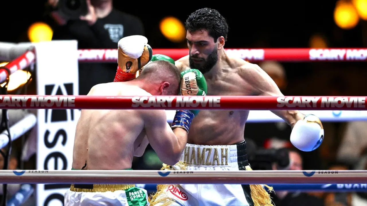 Hamzah Sheeraz (kanan) memastikan kemenangan lewat pukulan keras ke arah tubuh lawannya pada menit 2:33 ronde kedua. (Foto: Fight TV)