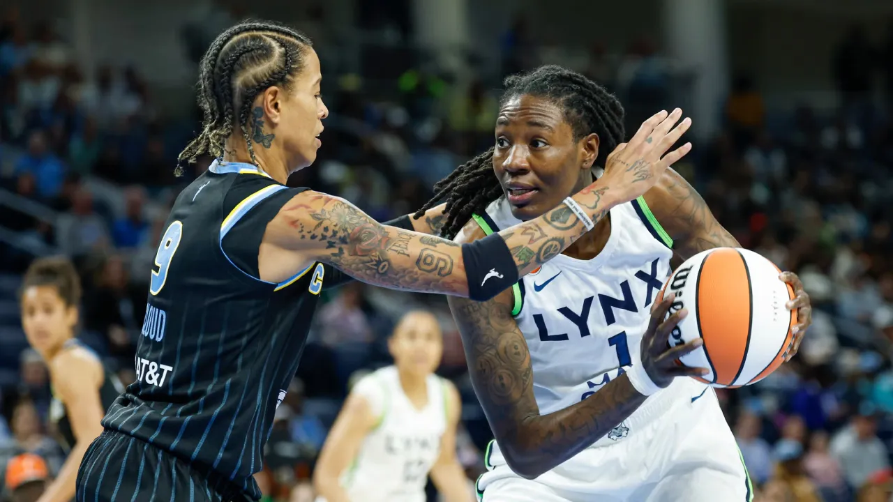 Natasha Howard (kanan) mencetak 26 poin saat Minnesota Lynx mengalahkan Chicago Sky 85-75 di Chicago, Sabtu (23/5). (Foto: AP)