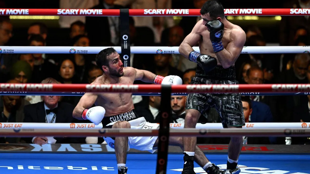 Jack Catterall (kanan) sempat menjatuhkan Shakhram Giyasov di ronde pertama. (Foto: Fight TV)