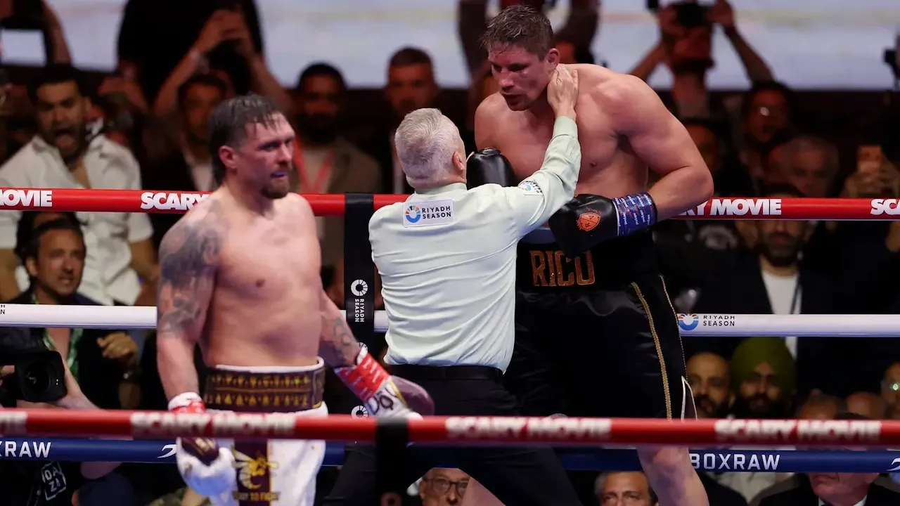 Rico Verhoeven (kanan) terpana ketika wasit menghentikan pertarungannya melawan Oleksandr Usyk. (Foto: Fight TV)