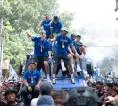 Rayakan Three-peat Juara Persib, Bobotoh Birukan Bandung