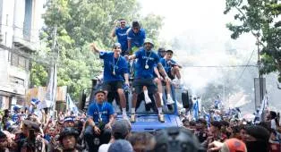 Rayakan Three-peat Juara Persib, Bobotoh Birukan Bandung