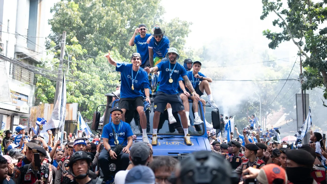 Rayakan Three-peat Juara Persib, Bobotoh Birukan Bandung