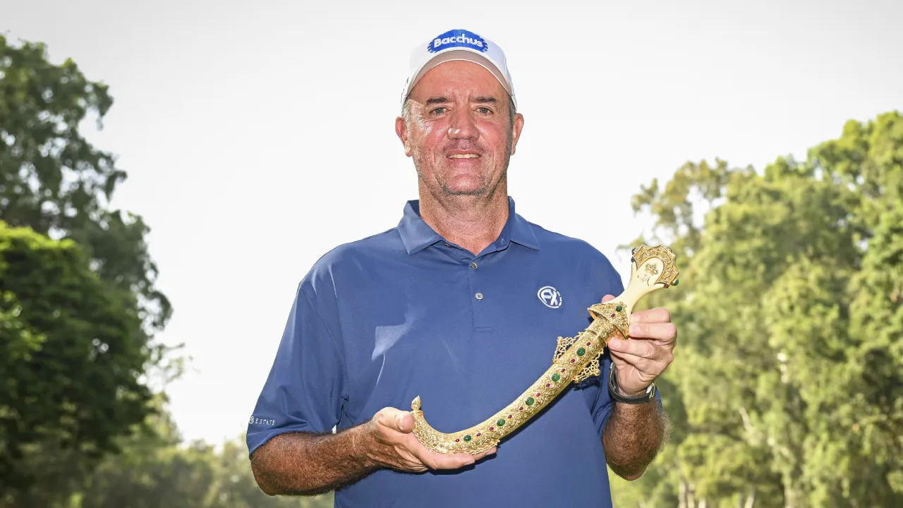 Scott Hend berpose dengan Trophy Hassan II. (Foto: Golf Digest)